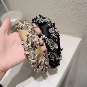 Serre-têtes larges en tweed élégants avec strass brillants en noir et marron