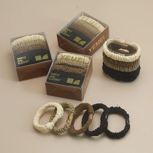 Lot de 5 chouchous aux tons terreux avec perles élégantes dans une boîte cadeau transparente