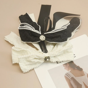 Set de pinzas banana elegantes con lazos de cuadros, bordes de perlas y flor de camelia