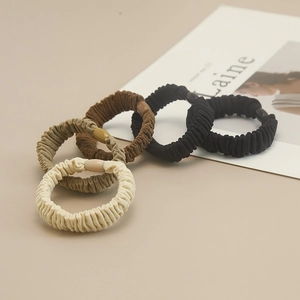 Lot de chouchous minimalistes aux tons crème et terre avec texture en tissu plissé