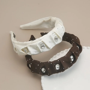 Détails de serre-têtes en satin plissé ornés de strass brillants et de petits clous argentés