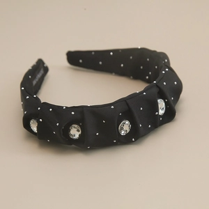 Vue détaillée du serre-tête en satin noir plissé avec cristaux et strass brillants