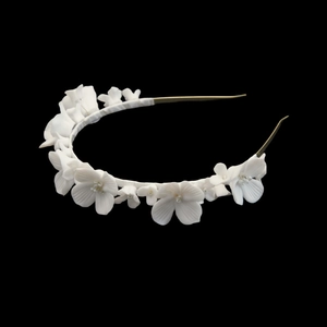 Cerchietto Sposa con Fiori in Ceramica Bianca Fatto a Mano Elegante Cerchio in Metallo Dorato Accessori per Matrimonio Donna