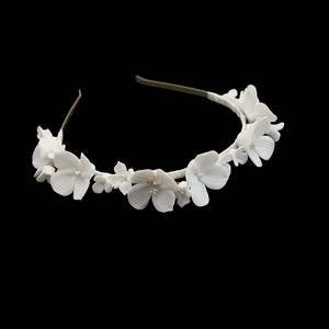 Elegante cerchietto da sposa con fiori di ceramica bianca e perle su base scura