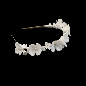 Elegante cerchietto da sposa con fiori di ceramica bianchi e perle su base dorata