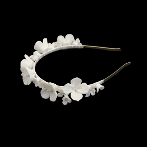 Cerchietto fatto a mano con fiori di ceramica bianchi e metallo dorato per acconciatura sposa