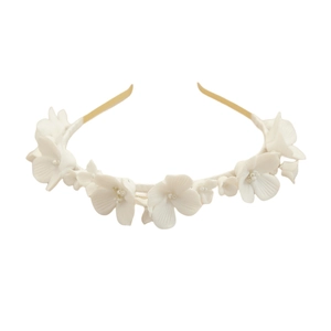 Cerchietto da sposa con fiori di ceramica bianca, perle e sottile fascia dorata