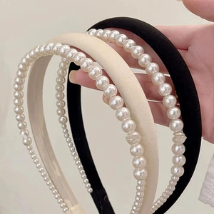 Gros plan de serre-têtes en satin double couche avec perles et textures élégantes