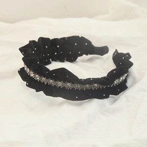 Detailansicht Samt Stirnband in Schwarz mit glitzernden Kristallen und Nieten