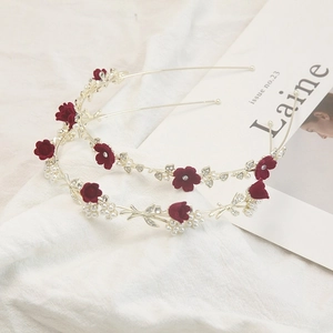 Détails de serre-têtes dorés avec fleurs en velours rouge, perles et strass élégants