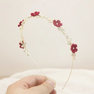 Serre-tête de mariée doré avec fleurs en velours rouge, perles blanches et feuilles de cristal