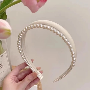 Serre-tête élégant en satin crème orné de perles brillantes pour coiffure féminine