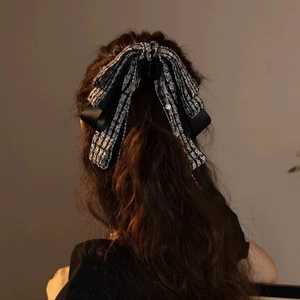 Pince à cheveux élégante avec nœud en tweed noir et blanc et rubans en satin doux