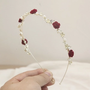Serre-tête doré élégant orné de roses rouges, perles blanches et fleurs dorées