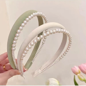Lot de trois bandeaux élégants en tissu vert clair avec des ornements de perles blanches