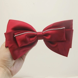 Eleganter weinroter Satin-Doppelbogen-Haarclip mit silberner Strass-Dekoration in der Mitte