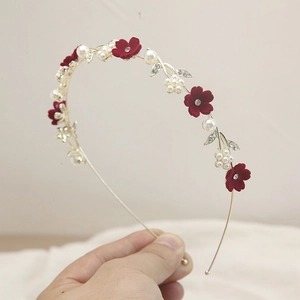 Serre-tête doré élégant avec fleurs en velours rouge, perles et feuilles en strass