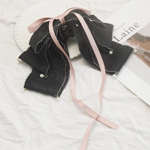 Pince à cheveux noeud en jacquard noir avec ruban en satin rose et détails en perles