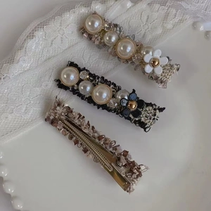 Lot de barrettes à fleurs en tweed avec perles et strass sur base en métal doré