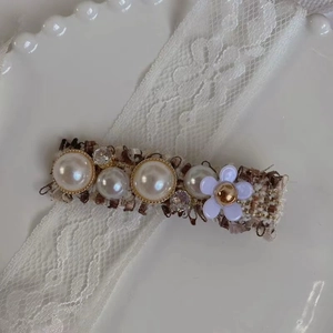 Barrette élégante en tweed avec perles fantaisie, strass et détail fleur violette