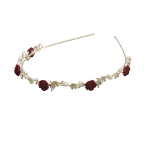 Détails du serre-tête doré avec roses rouges, perles blanches et strass brillants