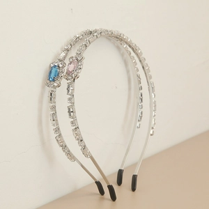 Exquisites Set aus silbernen Haarreifen mit blauen und rosa Kristallen und Strasssteinen