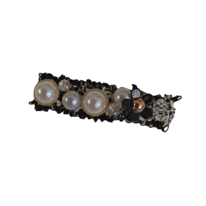 Barrette à cheveux élégante en tweed avec perles blanches et fleur noire sur fond blanc