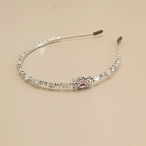 Detailansicht des silbernen Kristall-Haarreifs mit rosa Ovalstein und Strass