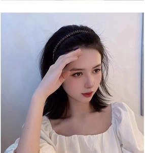 Détail d'un serre-tête en strass sombres sur modèle avec tenue antidérapante et fini cristal