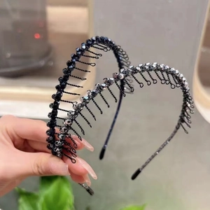 Détail de serre-têtes en métal ondulé avec dents antidérapantes et perles de cristal noir