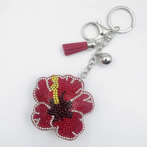 Hibiskusblüten Schlüsselanhänger mit roten Kristallen und dunkelroter Lederquaste