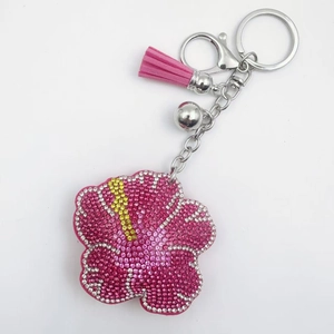 Hibiskus-Blumen-Schlüsselanhänger mit rosa Kristallen und Wildleder-Quaste