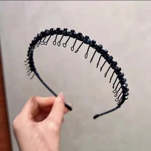 Serre-tête élégant en strass noirs avec perles et breloques en forme de gouttes