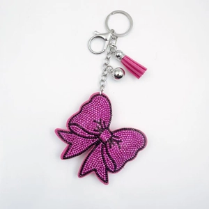 Porte-clés nœud en cristal rose étincelant avec pompon assorti et anneau en métal argenté