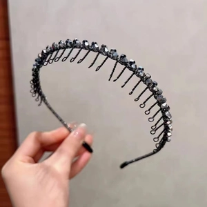 Détail du serre-tête gunmetal avec strass gris et dents intérieures antidérapantes