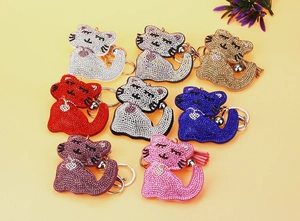 Porte-clés chat en strass colorés avec breloque cœur et pompons assortis