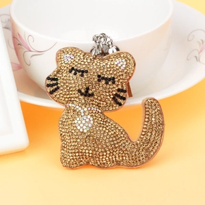 Détail du porte-clés chat assis avec strass champagne et anneau en métal argenté