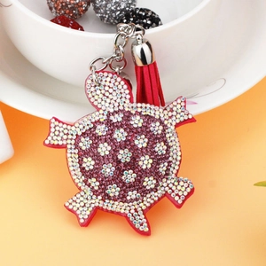 Schildkröte Schlüsselanhänger mit rosa Kristallen und einem roten Faserquasten-Anhänger