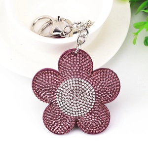 Dettaglio del portachiavi a girasole viola scintillante con strass e chiusura in metallo argento