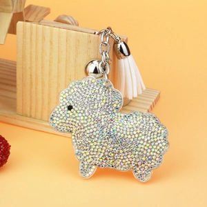Dettaglio portachiavi a pecora con strass iridescenti, campanellino e nappina bianca