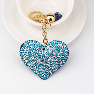 Llavero de corazón con diamantes azules, cierre dorado y elegante borla para bolso