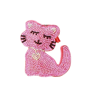 Porte-clés chat en strass rose avec détail de cœur et un petit charme de gland rouge