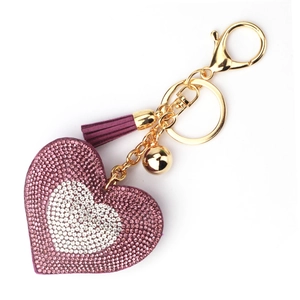 Dettaglio portachiavi a cuore con strass, nappa viola e piccolo campanellino dorato