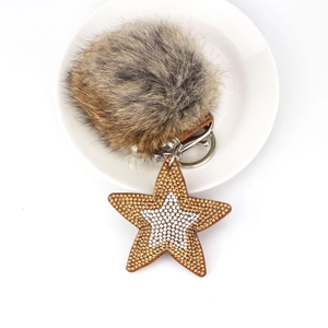 Détail d'un pompon en fourrure et d'un pendentif en forme d'étoile avec des strass brillants