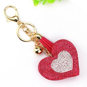 Dettaglio del portachiavi a cuore con strass rossi, placcatura in oro e nappa in pelle
