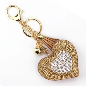 Portachiavi cuore di lusso con strass e nappa in pelle marrone su sfondo bianco