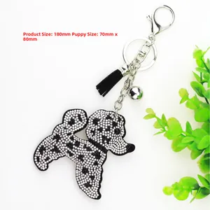 Détails des dimensions du porte-clés chien en strass avec pompon noir et fermoir métal