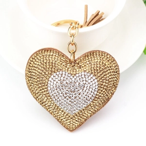 Dettaglio di un portachiavi a cuore con strass bicolore e nappa in pelle scamosciata