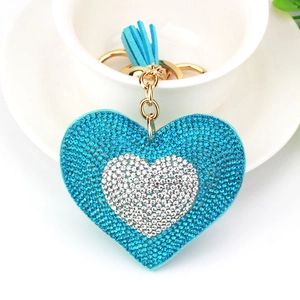 Dettaglio del portachiavi a cuore azzurro con strass e nappa decorativa abbinata