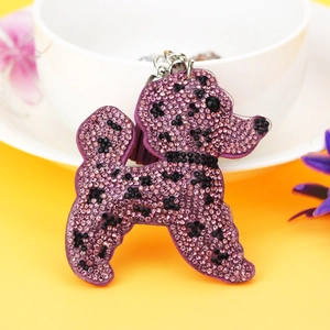 Détail du porte-clés chien teddy violet avec strass et gland en velours assorti
